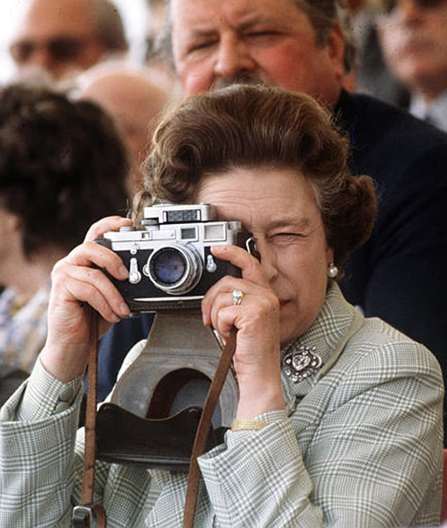 #23 The Queen with a Leica