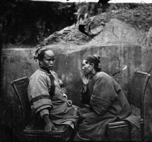 #3 Here’s a sight that isn’t really that unusual, even today: two ladies, in this case Amoy women, sitting together for a bit of a chat.