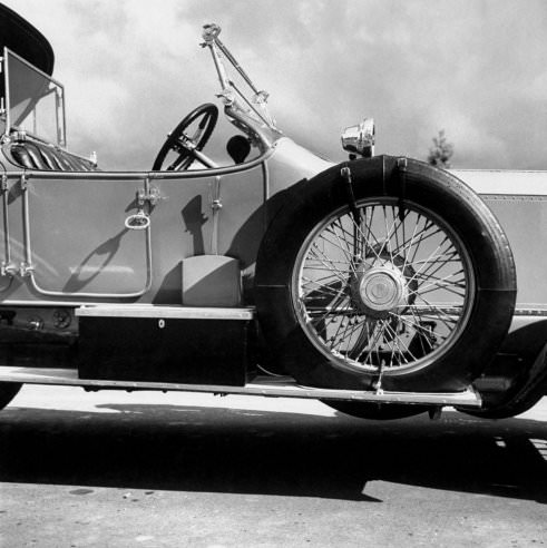 Capturing Elegance: Walker Evans’ Timeless Photographs of Classic Rolls-Royce Automobiles Vehicles