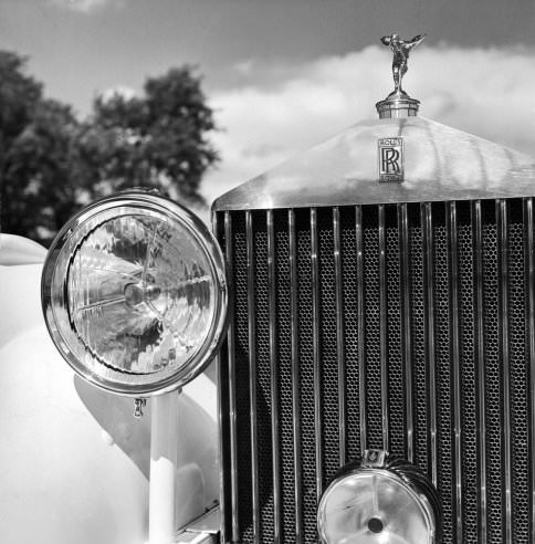 Capturing Elegance: Walker Evans’ Timeless Photographs of Classic Rolls-Royce Automobiles Vehicles