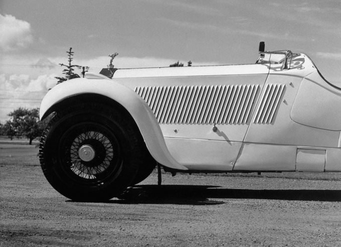 Capturing Elegance: Walker Evans’ Timeless Photographs of Classic Rolls-Royce Automobiles Vehicles