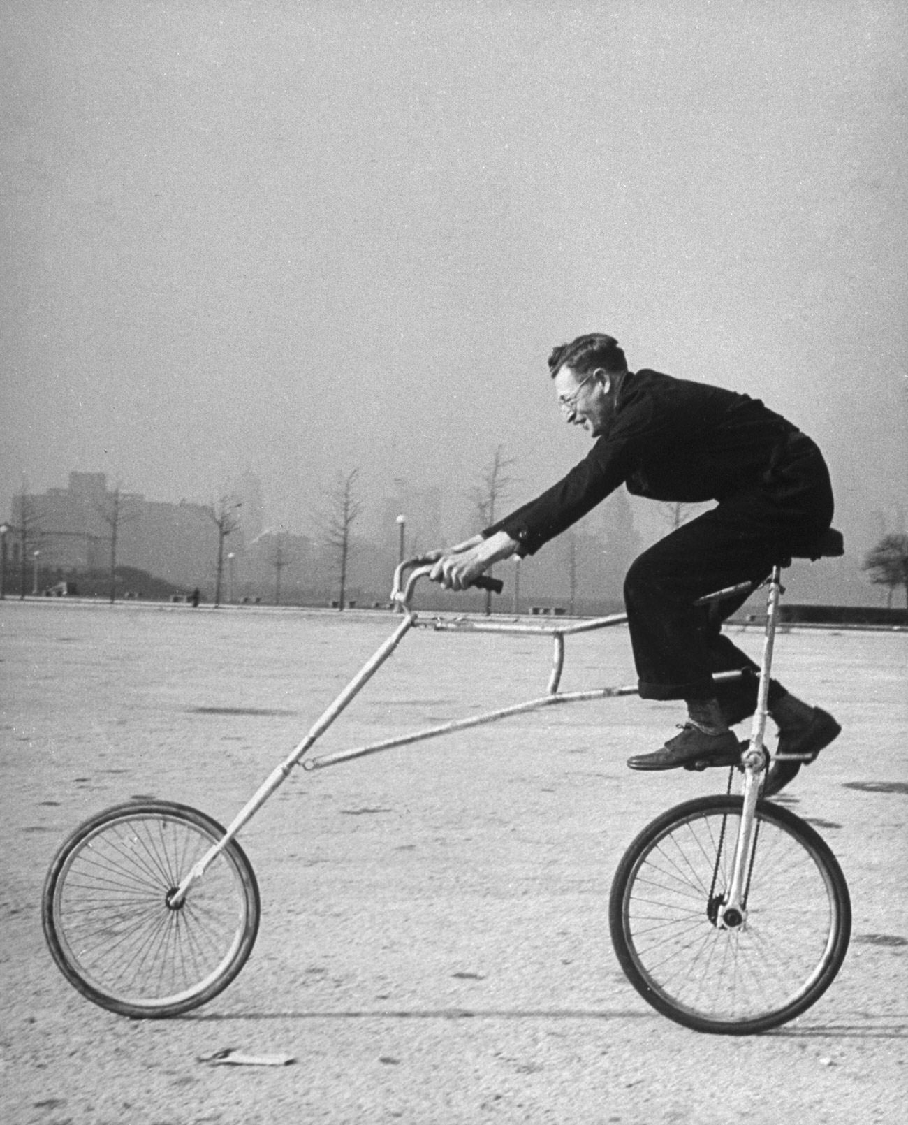 Only springs connect rear of Maurice Steinlauf’s bike with roving front wheel.