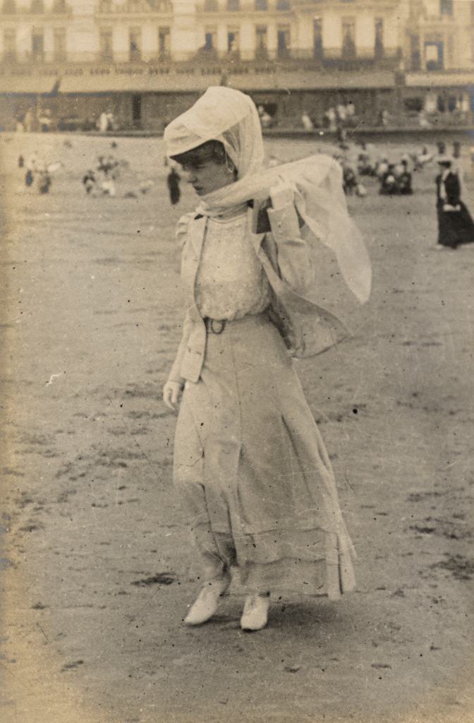 #11 A stylish young woman goes for a stroll.
