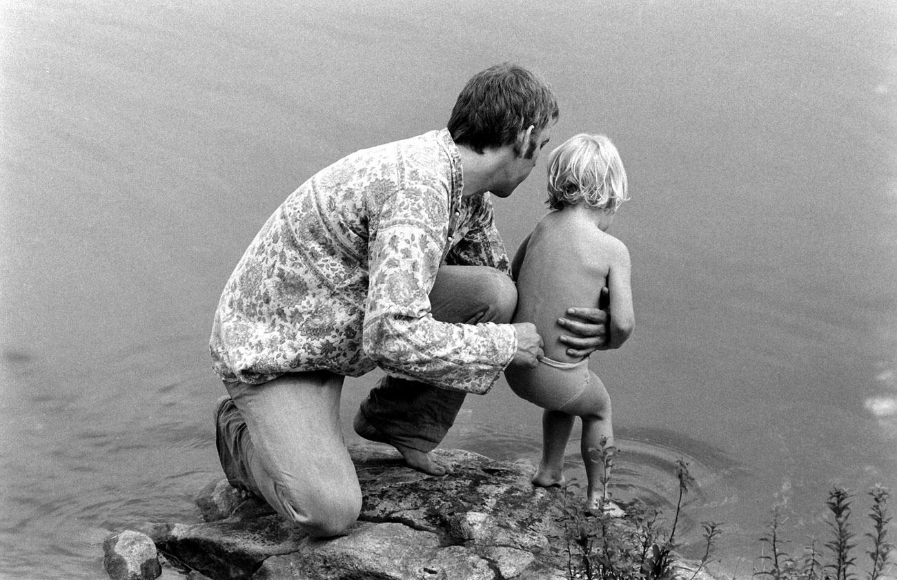 #15 Donald Sutherland with his son, Kiefer, 1970.
