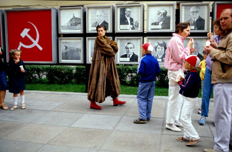 #25 Red Square Chic: Ferdinando Scianna’s 1987 Fashion Shoot in Leningrad #25 Fashion & Culture