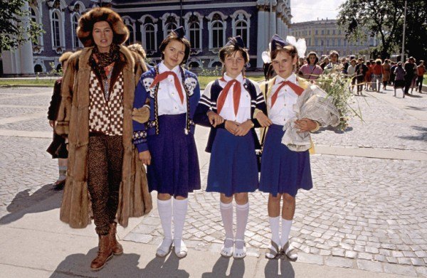 #9  Red Square Chic: Ferdinando Scianna’s 1987 Fashion Shoot in Leningrad #9 Fashion & Culture