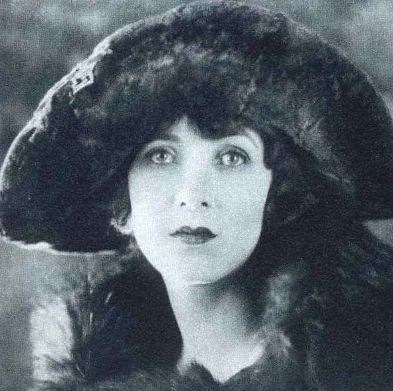 #2 Claire Windsor looks elegant in fur, 1925