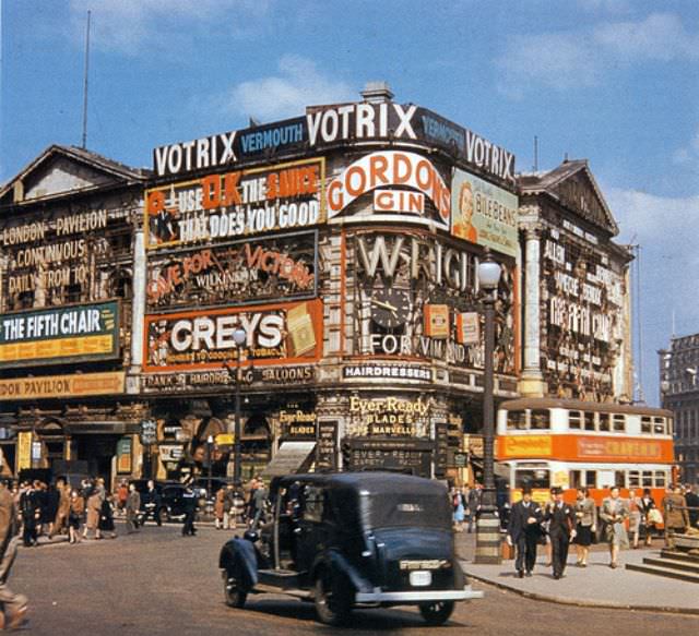 #61 Piccadilly Circus, 1945
