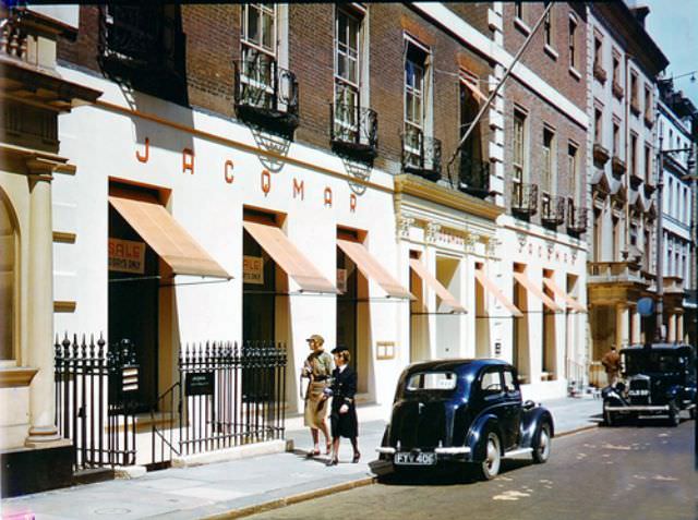#20 London window shopping, 1941