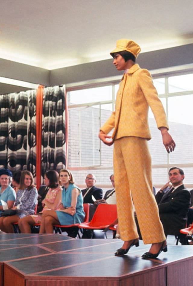 Glamorous Vintage Photos of Manchester Fashion Students in the 1960s Fashion &; Culture