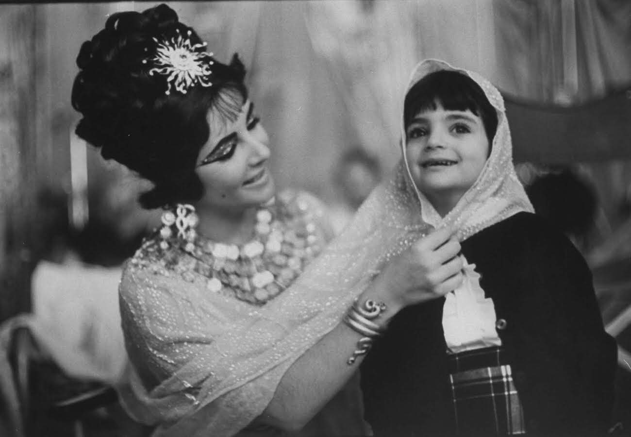#11 Liz Taylor playing with her daughter, Liza, while filming Cleopatra in Rome, 1962.