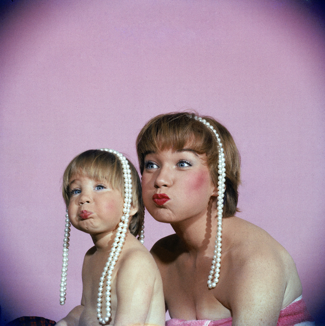 #9 Shirley MacLaine and her daughter, Sachi Parker, with pearl necklaces, 1959.