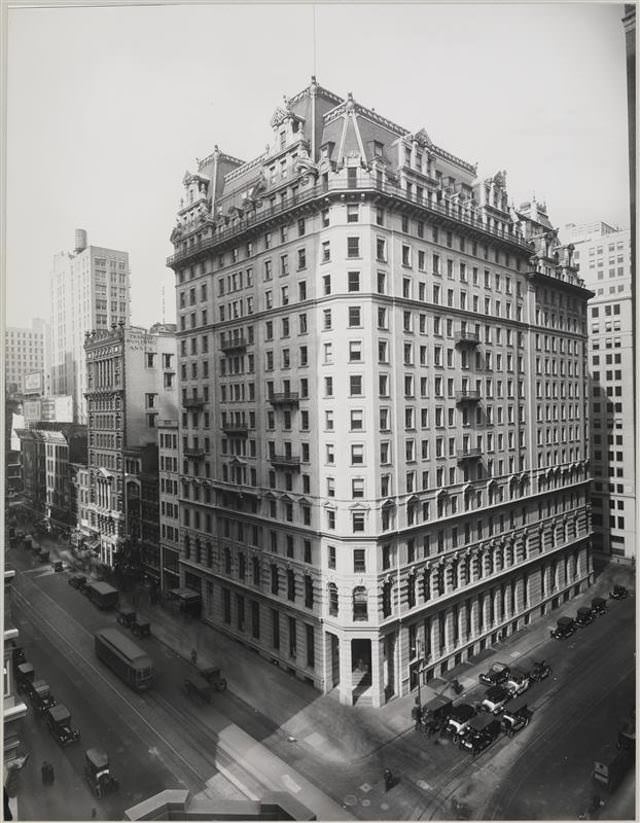 #16 Street Scenes – March 1922. E. 42nd St. No. Side – Madison to 5th Aves
