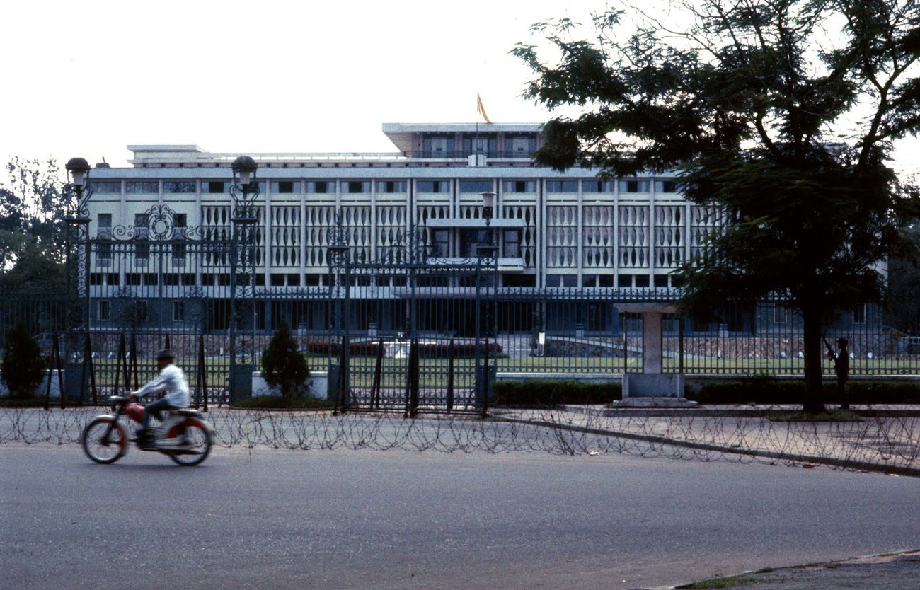 #21 A food cart in Saigon, 1968.