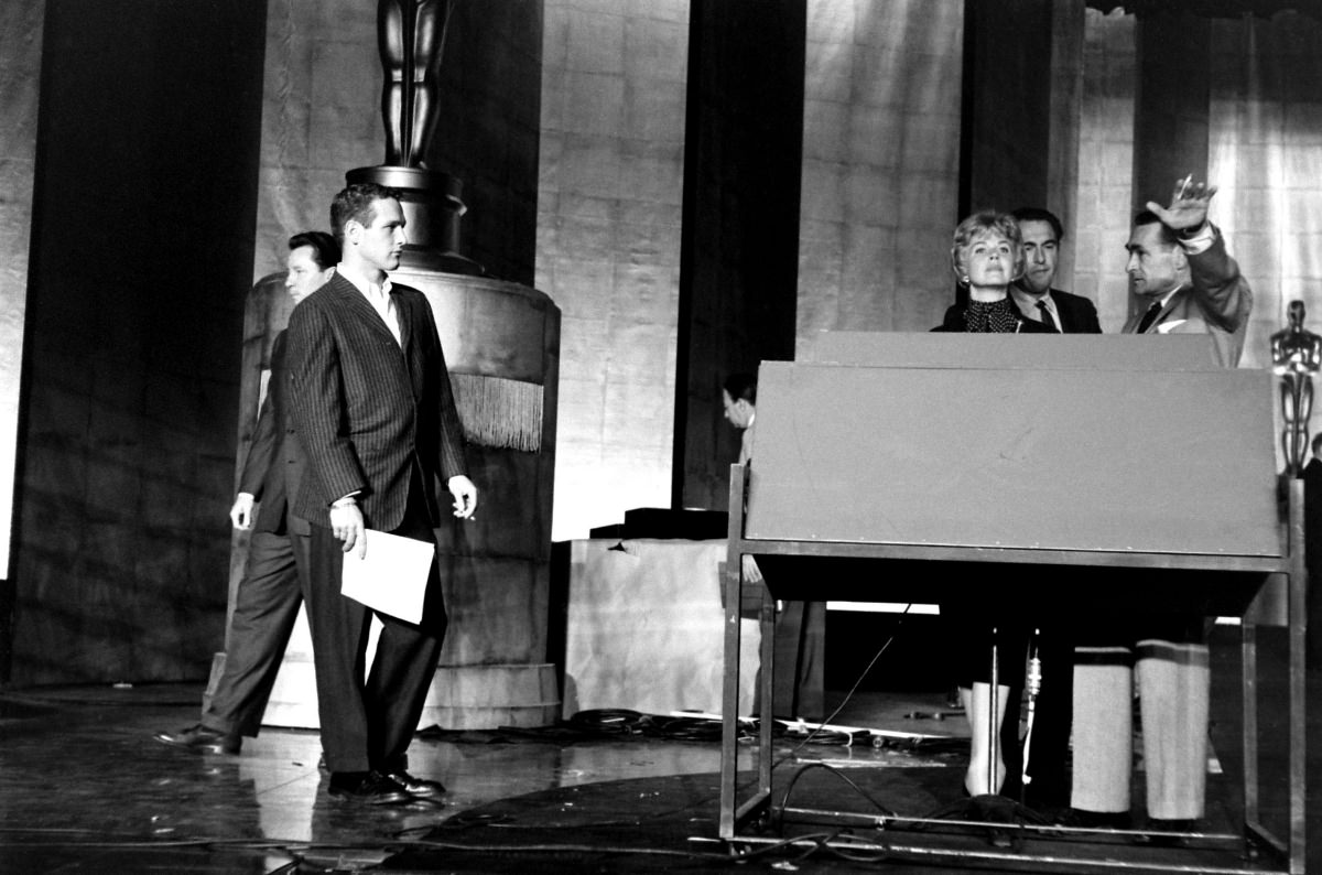 #4 Paul Newman appeared to wait for a cue, as fellow Oscar presenter Doris Day consulted with a director (gesturing toward the audience). On the big night itself, Newman’s wife Joanne Woodward won Best Actress for The Three Faces of Eve.