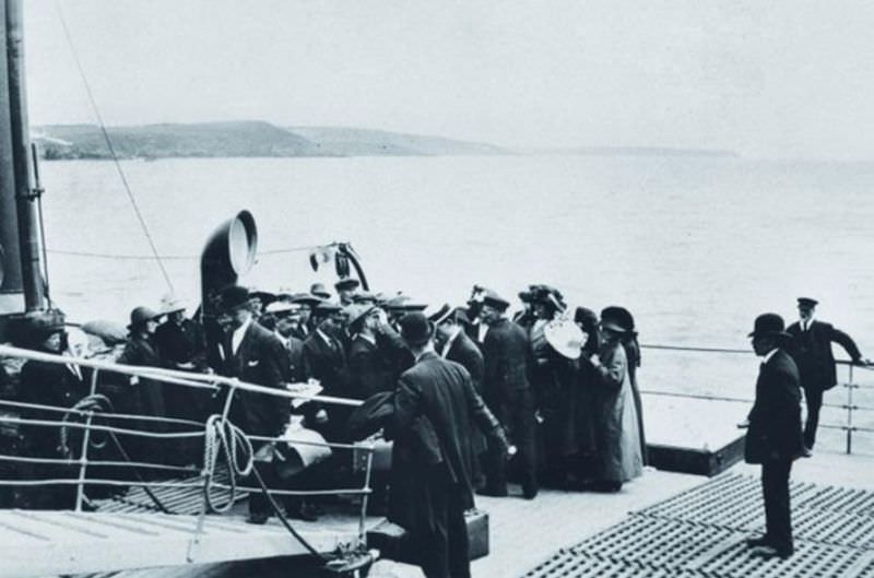 #4 A U.S. doctor inspects passenger’s eyes aboard the doomed ship.