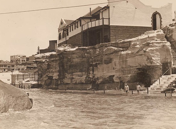#25 Giles’s Hot Sea Baths, Coogee, 1930s.