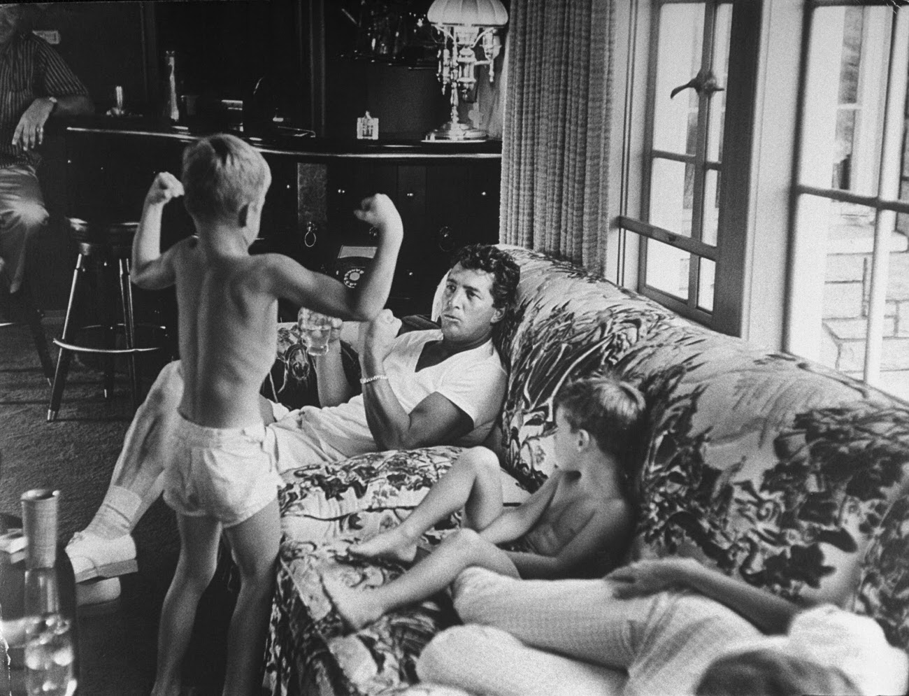 #5 Dean Martin relaxes with his sons at home, 1958.