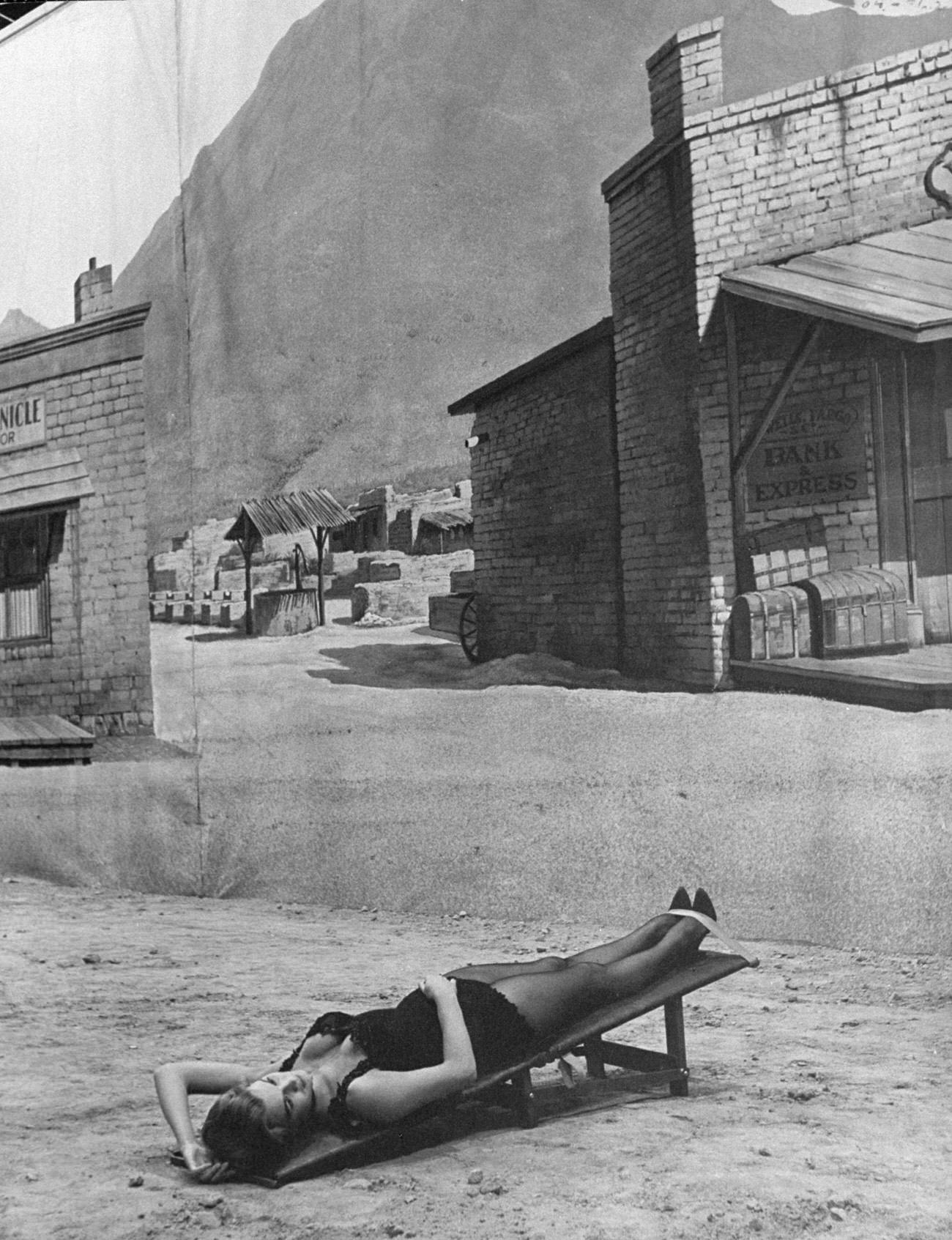 #6 Angie Dickinson on set of Rio Bravo, 1958.