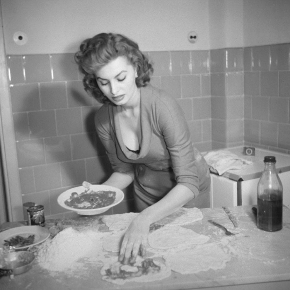 #10 Sophia Loren cooking, 1965.