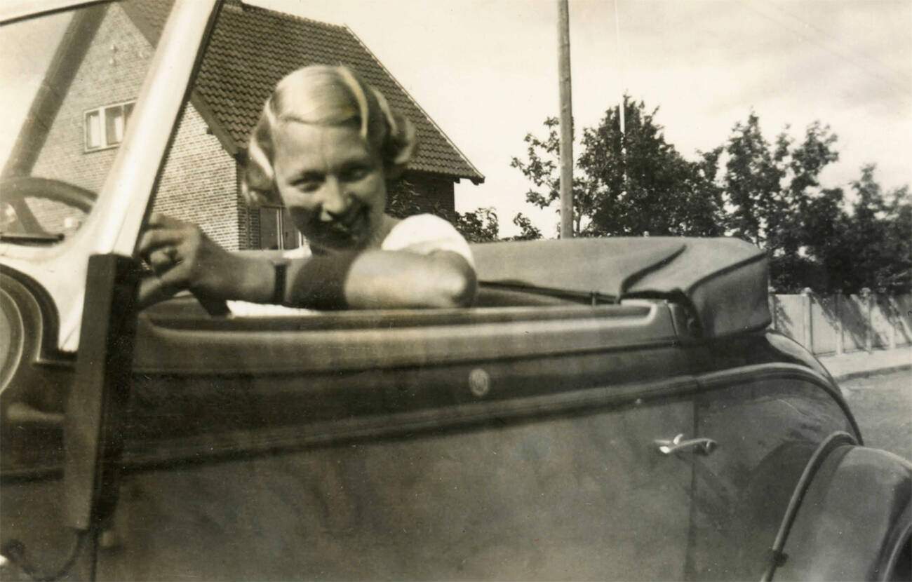 #115 Woman driving a Pontiac convertible, Denmark