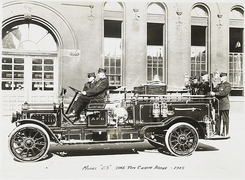 Model 25 One ton chain drive – 1915.
