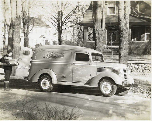 Model T-14 – D-14 Man delivering flowers from Schafers Flowers.