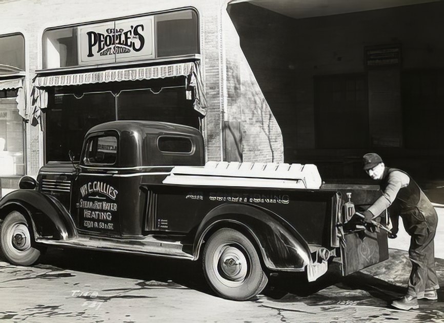 Model T 14 B – F 37 in front of The People’s Dept. Stores.