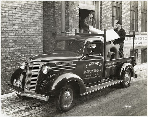 Model T 14 B – F 21 Men are loading hardware.
