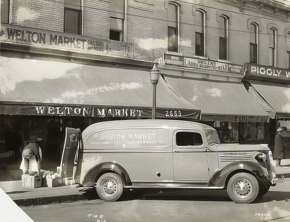 Model T 14 B – D 16 used by Welton Market for shipping groceries.