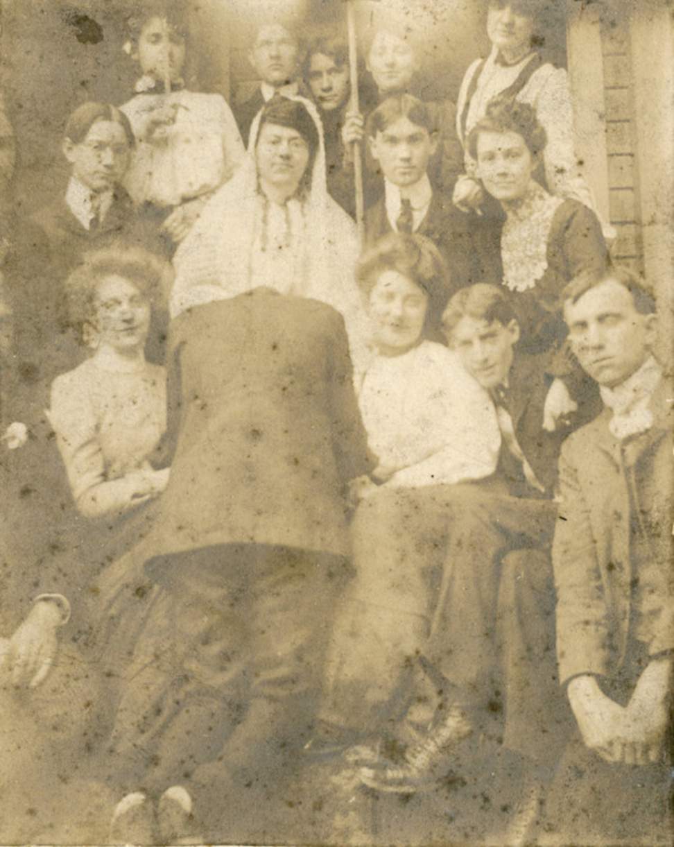 Spooky Spectacles: Creepy Headless Portraits from the Victorian Era Weird