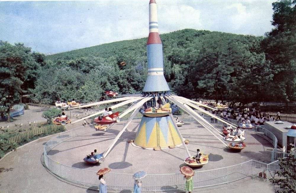 #14 The rocket ride at Taesongsan Funfair. North Korea operates several theme parks around the country, the most famous of which is Pyongyang Zoo, which continues to be a major tourist draw to this day.