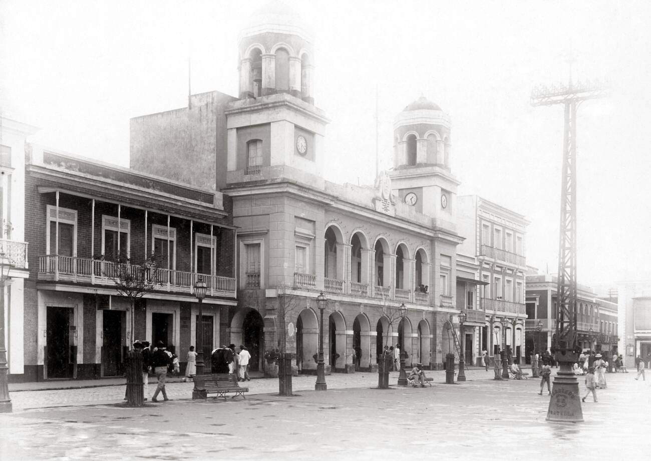 #17 A plaza in San Juan, Puerto Rico, 1900.