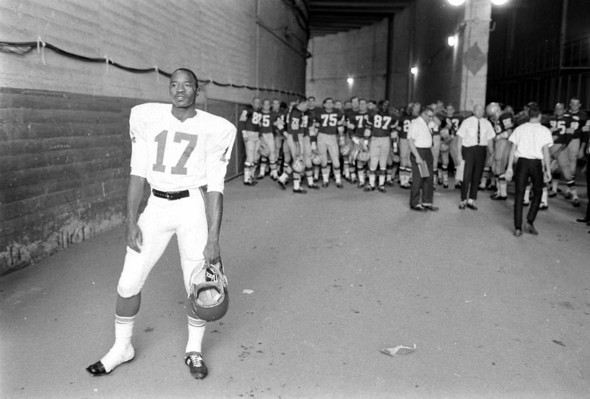 Kansas City’s Fletcher Smith, with the Green Bay Packers massed behind him, prior to the start of Super Bowl I, Los Angeles, 1967