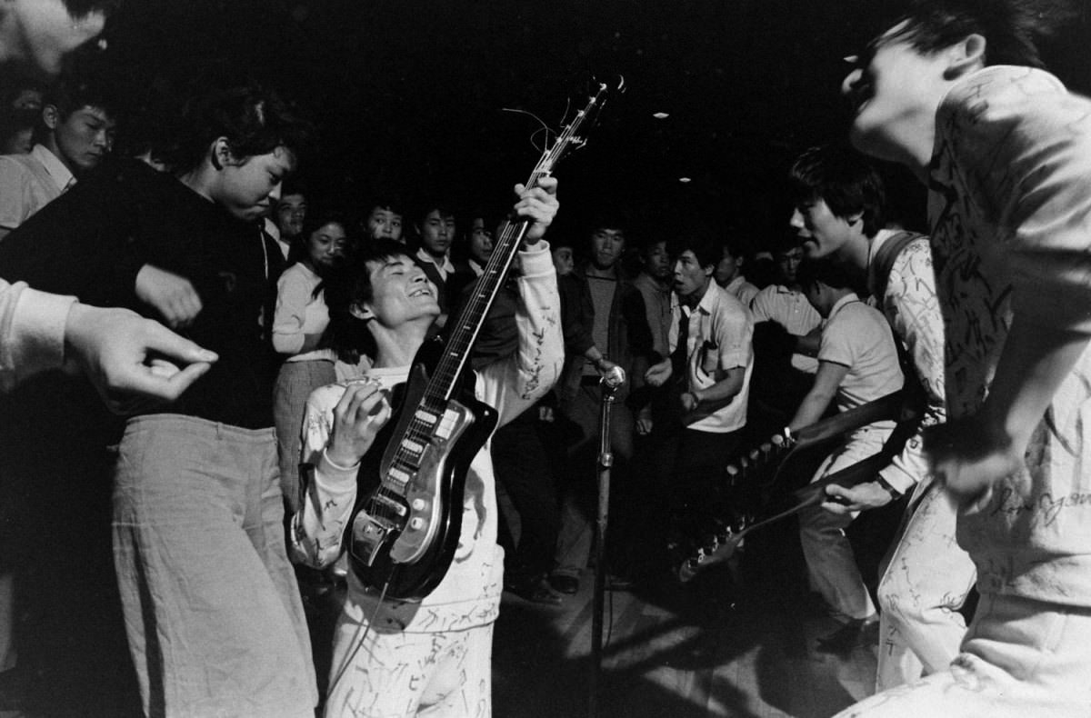 Caught in the Beatlemania Wave: The Story of the Tokyo Beatles in the 1960s Music