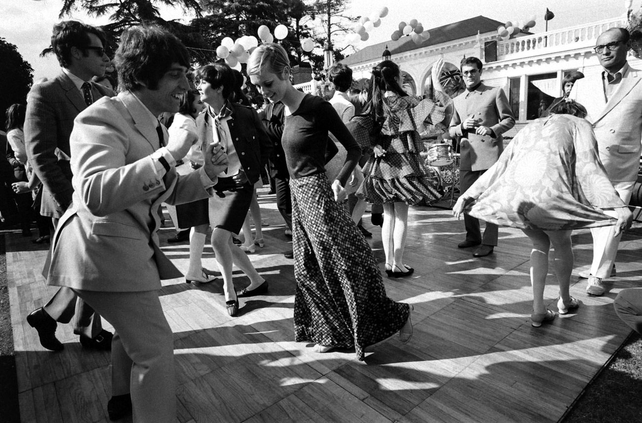 #6 Twiggy (center) at a party thrown for her in Beverly Hills, 1967.