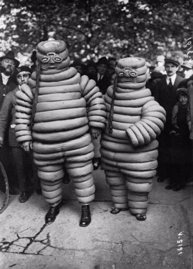 Spooktacularly Strange: Bizarre Vintage Halloween Costumes from the Past Weird