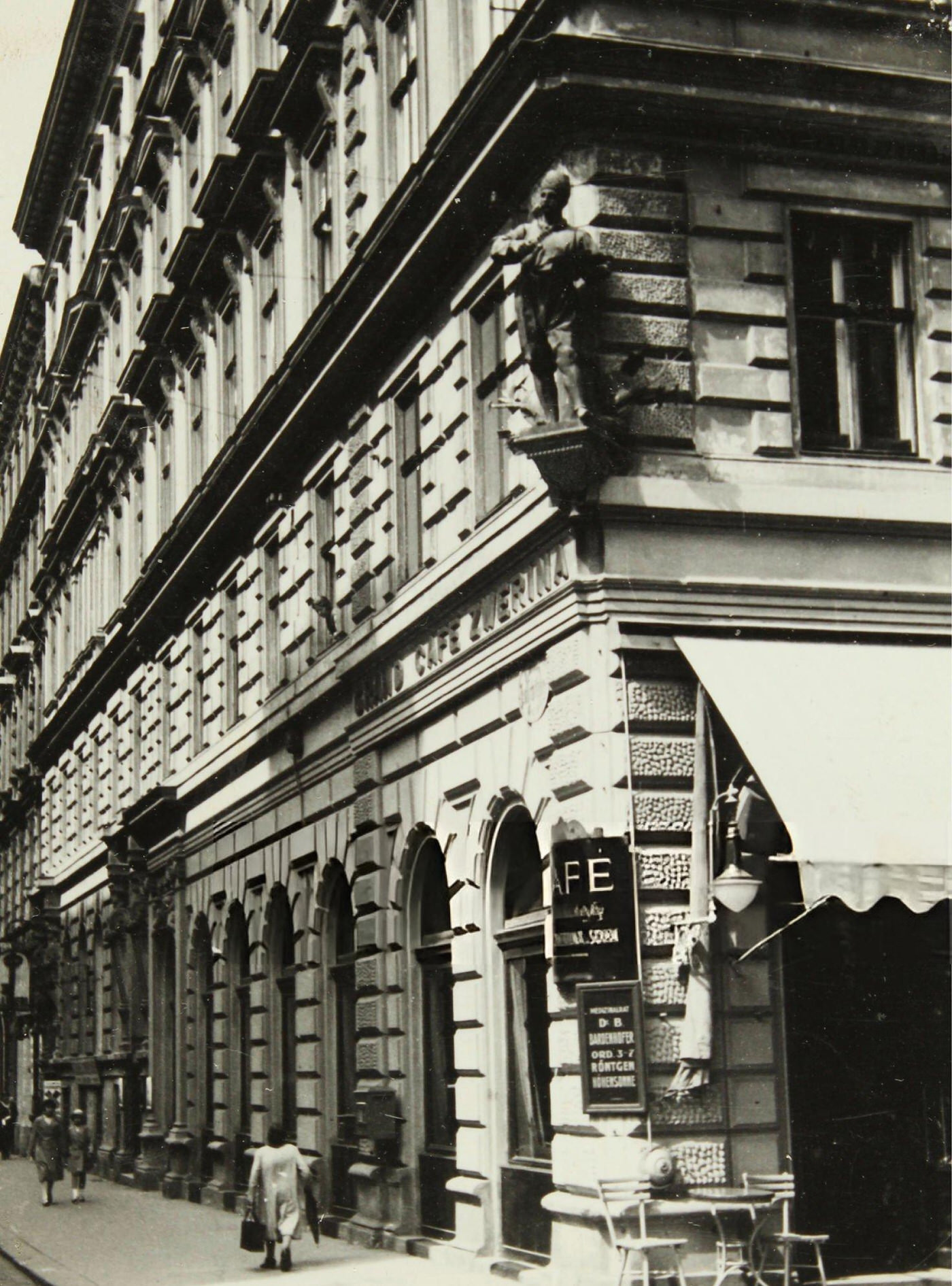 #87 Kolschitzky monument at corner Kolschitzkygasse/Favoritenstraße with the cafe, Vienna, 1930.
