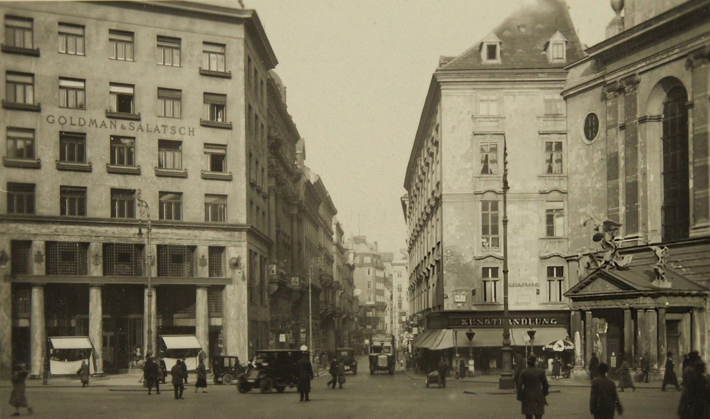 #102 View from St. Michael’s place to the Kohlmarkt, Loos House on the left, Vienna, 1930.
