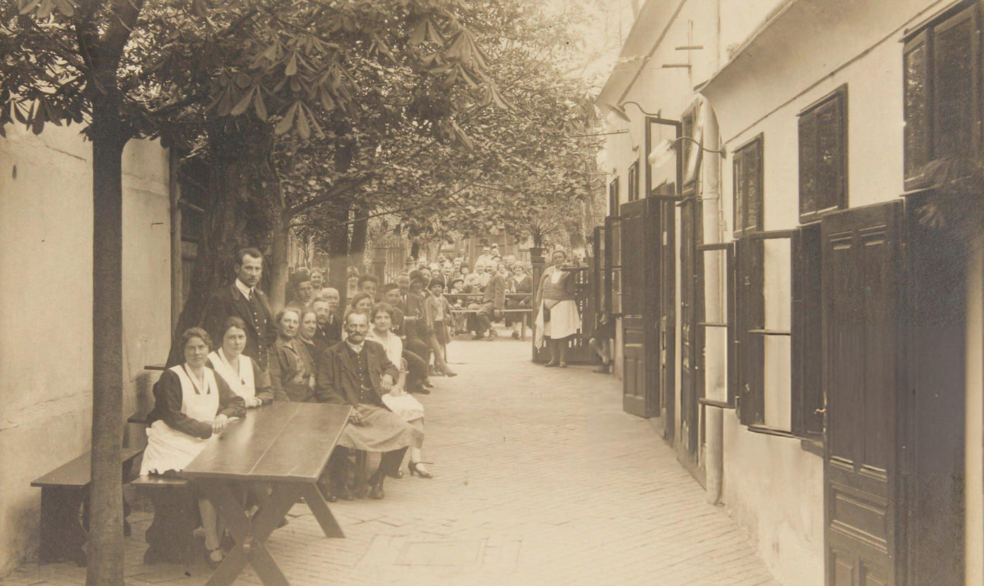 #109 Heurigenschenke Franz Haselbrunner In The Iglaseegasse 10.