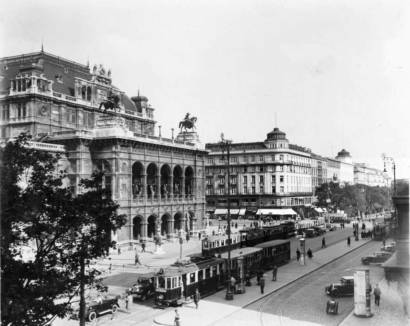 #40 Vienna’s opera ring with the State Opera and Hotel Bristol, 1930s.