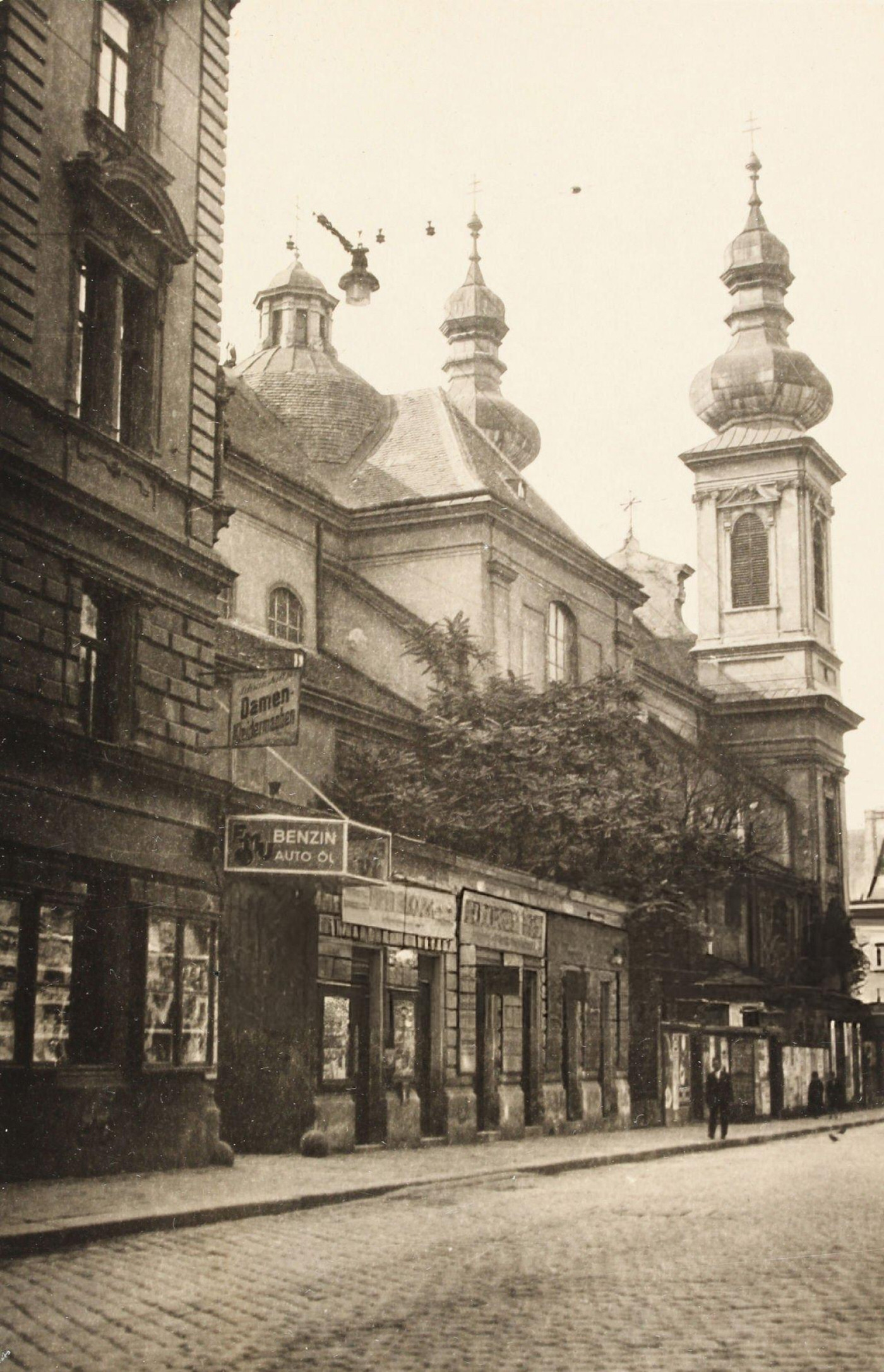 #44 View into Schlösselgasse towards Alser church, Vienna, 1930s.