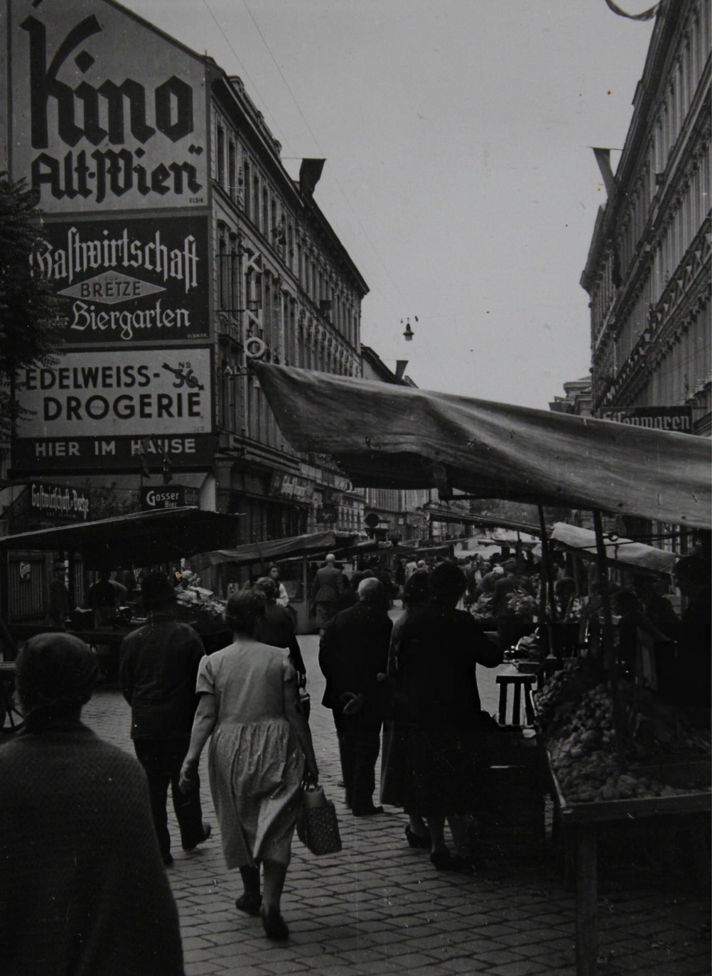 #69 Brunnenmarkt with Alt-Wien cinema and Rote Bretzel inn, Vienna, 1939.