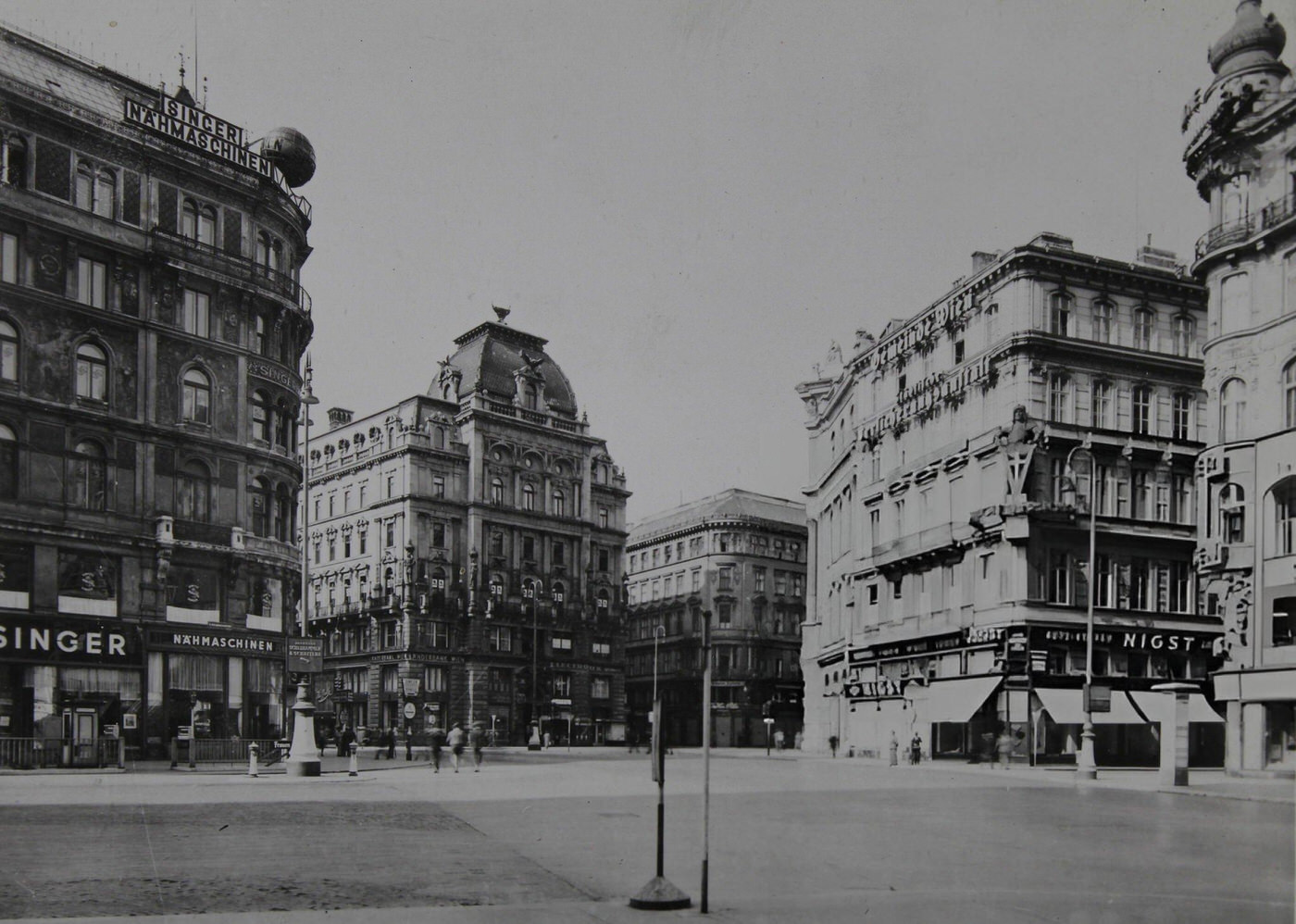 #71 View from Stephansplatz onto Stock-im-Eisen-Platz, Vienna, 1930s.