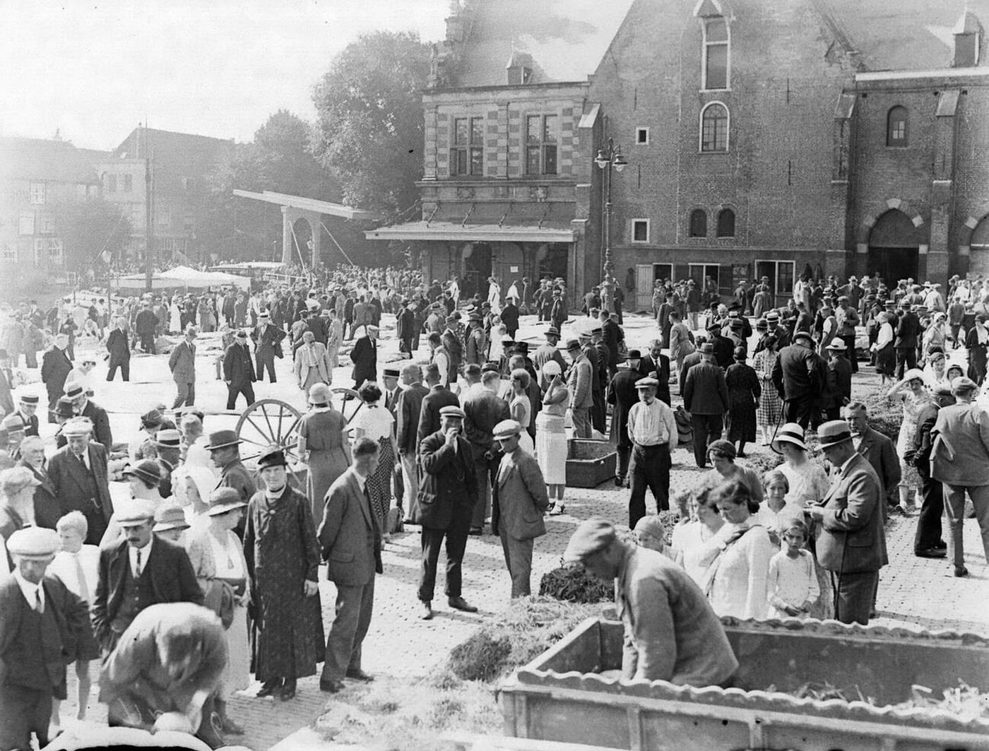 #15 The Cheese Market in Alkmaar, overview of the market, 1930s.