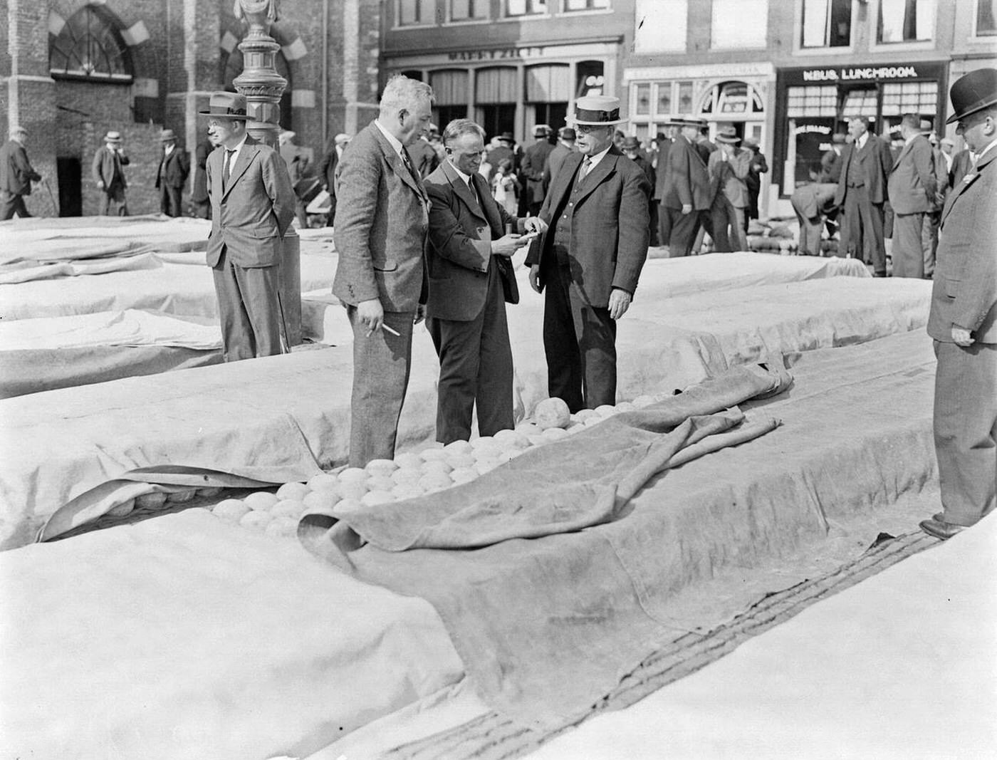 #16 The cheese market in Alkmaar – three gentlemen tasting cheese, 1930s.