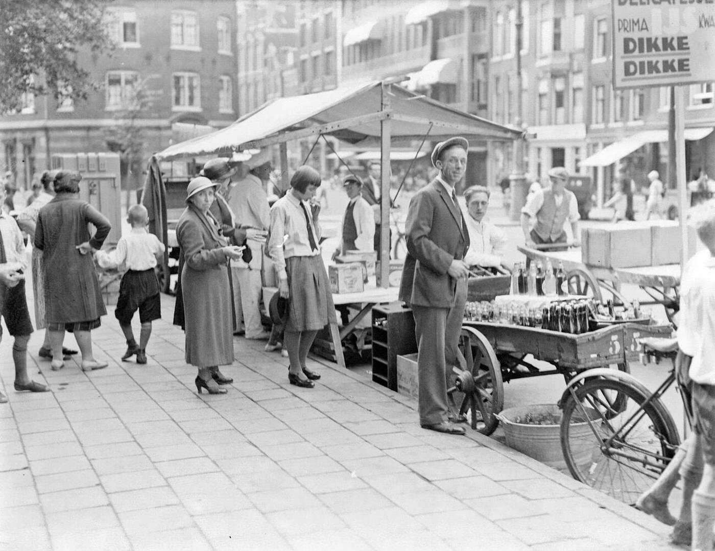 #44 Stalls on the Martelaarsgracht, 1932.