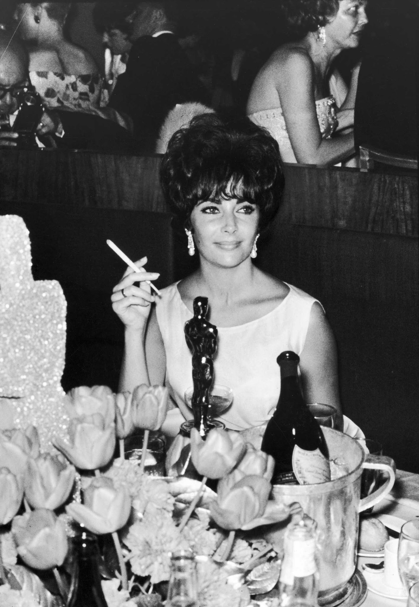 #4 Elizabeth Taylor at a Hollywood party with the Oscar she won for her role in Butterfield, 1961.