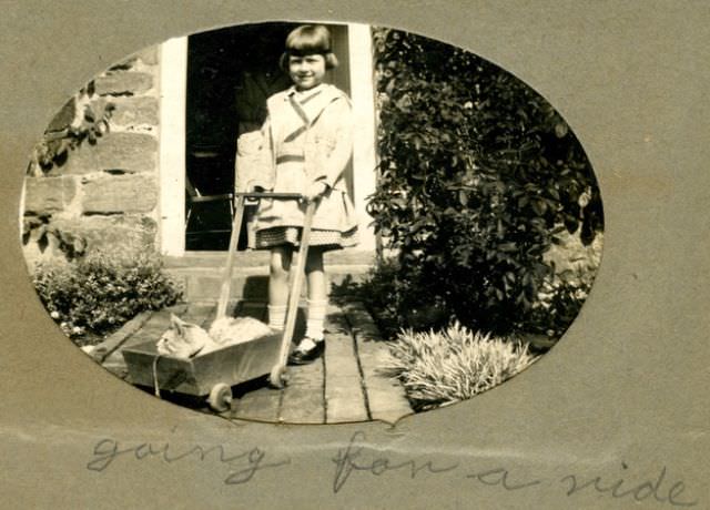 Lovely Vintage Photos of Little Girls with Their Beloved Cats Photography