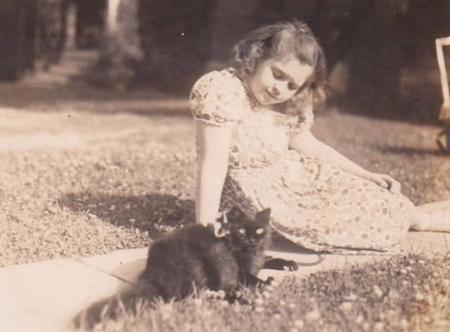 Lovely Vintage Photos of Little Girls with Their Beloved Cats Photography
